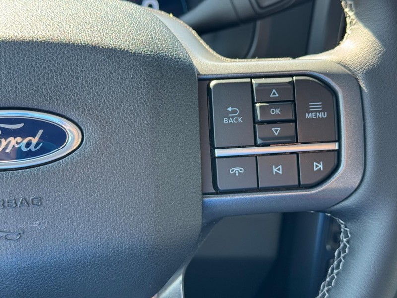 Ford Super Duty F-250 SRW Vehicle Full-screen Gallery Image 23