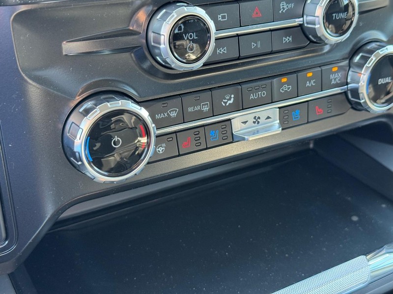 Ford Super Duty F-250 SRW Vehicle Full-screen Gallery Image 24