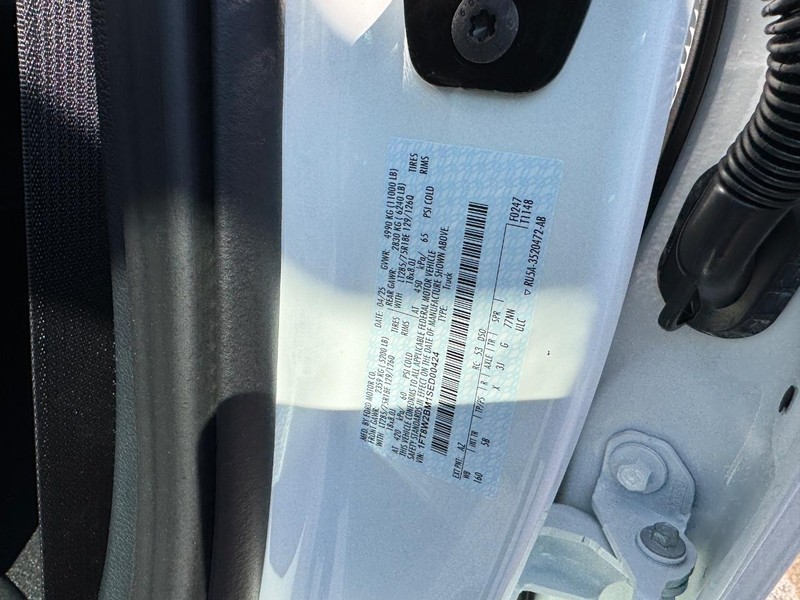 Ford Super Duty F-250 SRW Vehicle Full-screen Gallery Image 27