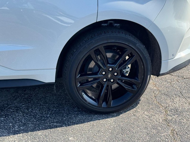 Ford Edge Vehicle Full-screen Gallery Image 11