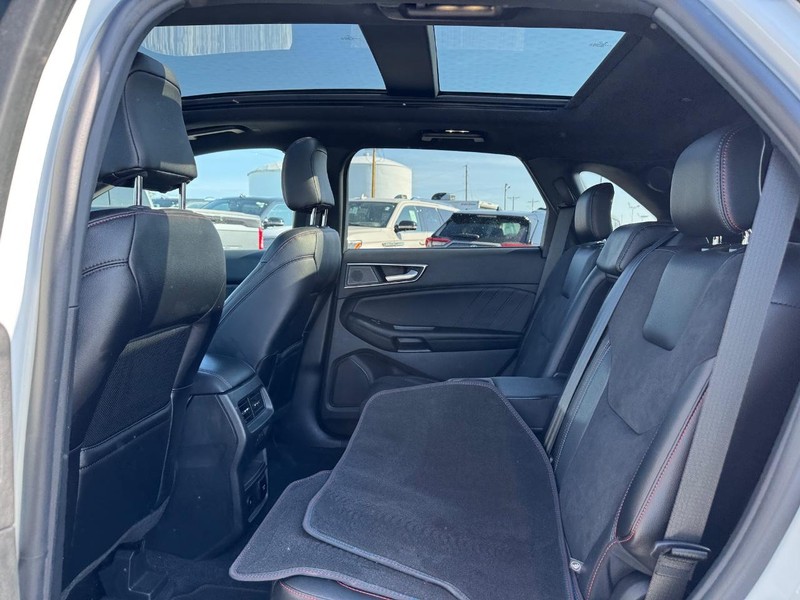 Ford Edge Vehicle Full-screen Gallery Image 12