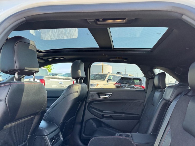 Ford Edge Vehicle Full-screen Gallery Image 13