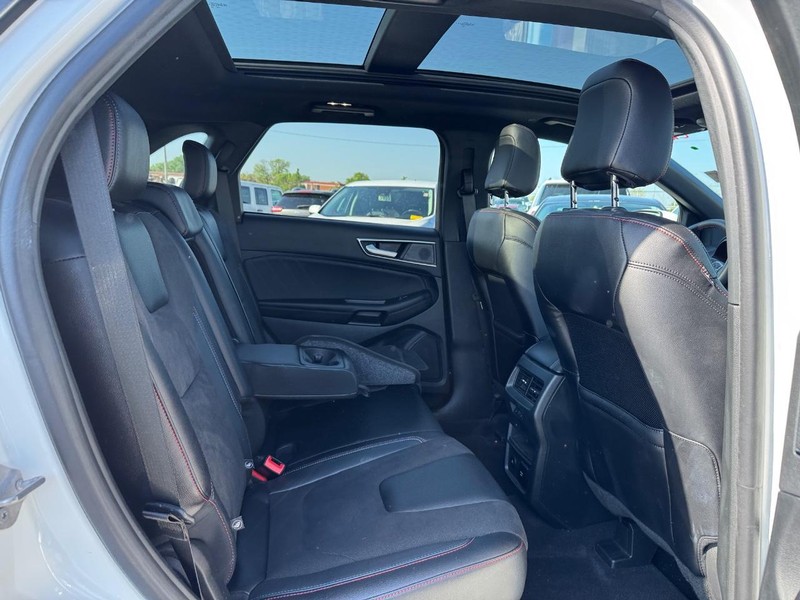 Ford Edge Vehicle Full-screen Gallery Image 14
