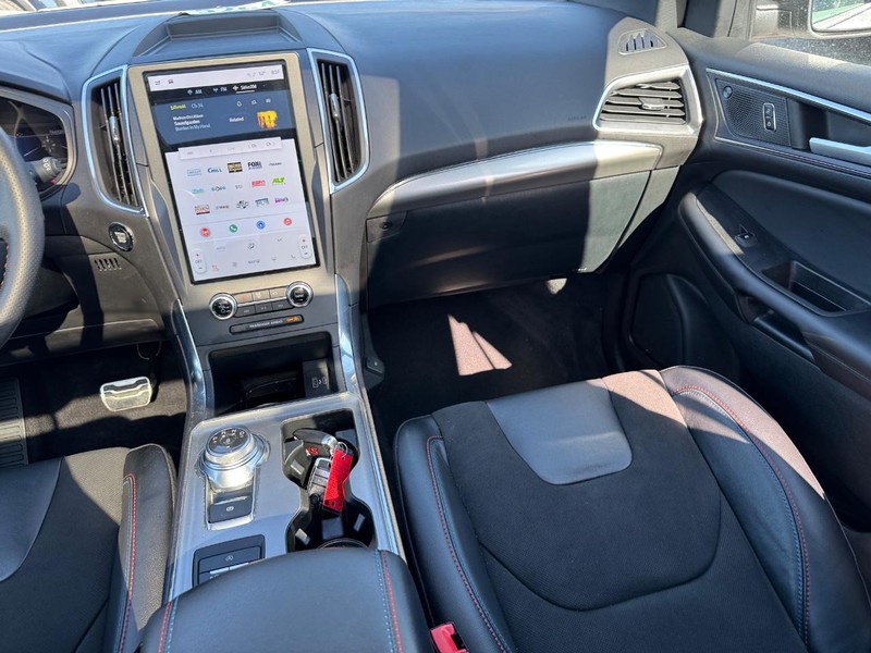 Ford Edge Vehicle Full-screen Gallery Image 17
