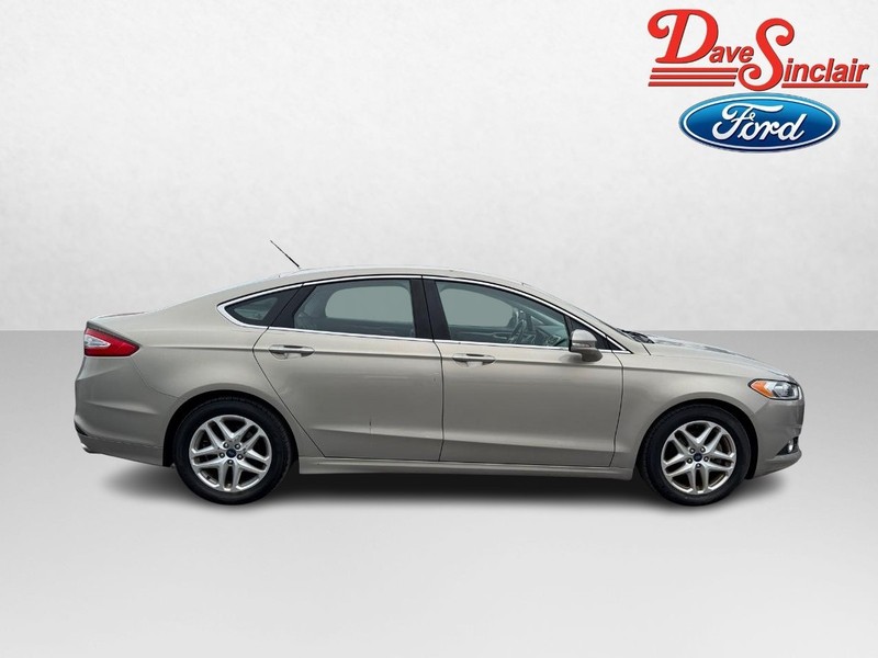 Ford Fusion Vehicle Full-screen Gallery Image 05