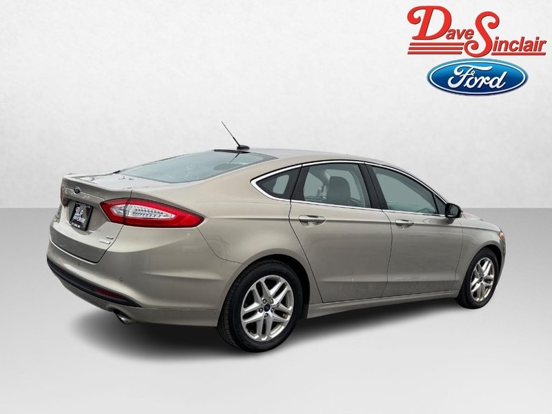 Ford Fusion Vehicle Full-screen Gallery Image 07