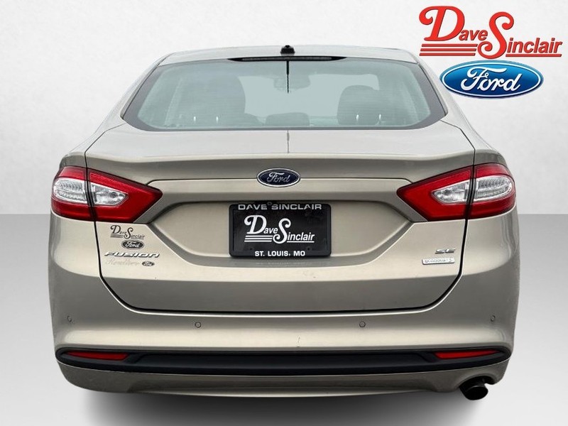Ford Fusion Vehicle Full-screen Gallery Image 08