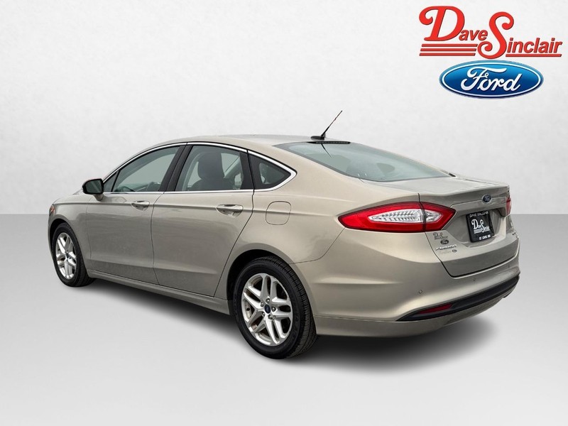 Ford Fusion Vehicle Full-screen Gallery Image 09