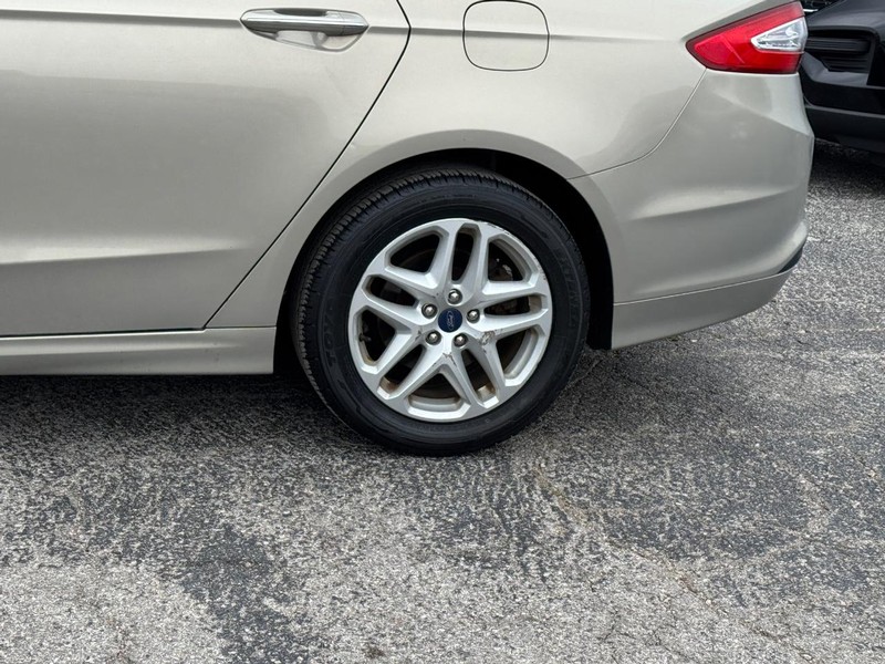 Ford Fusion Vehicle Full-screen Gallery Image 11