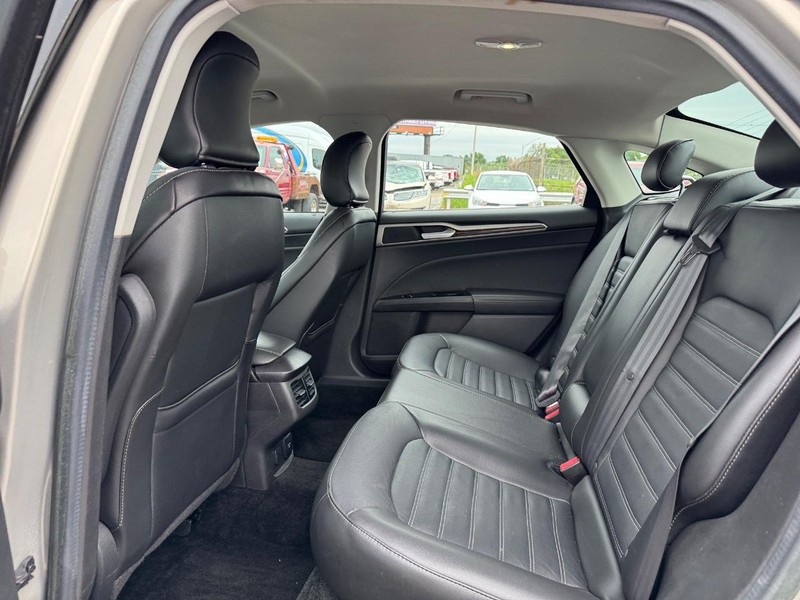 Ford Fusion Vehicle Full-screen Gallery Image 12