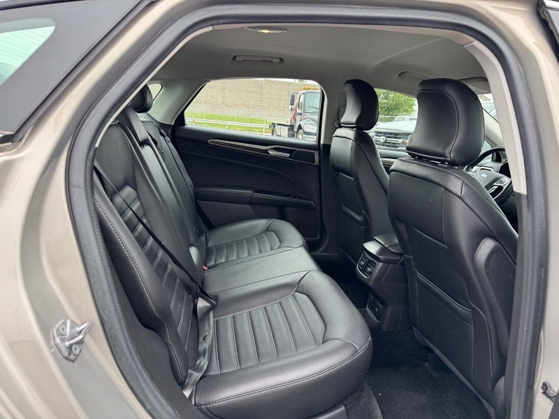 Ford Fusion Vehicle Full-screen Gallery Image 13