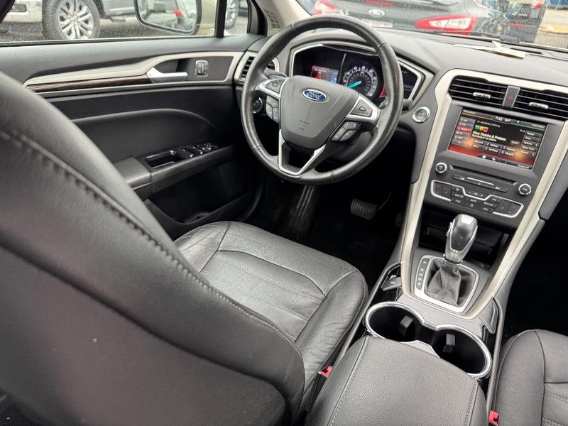 Ford Fusion Vehicle Full-screen Gallery Image 14