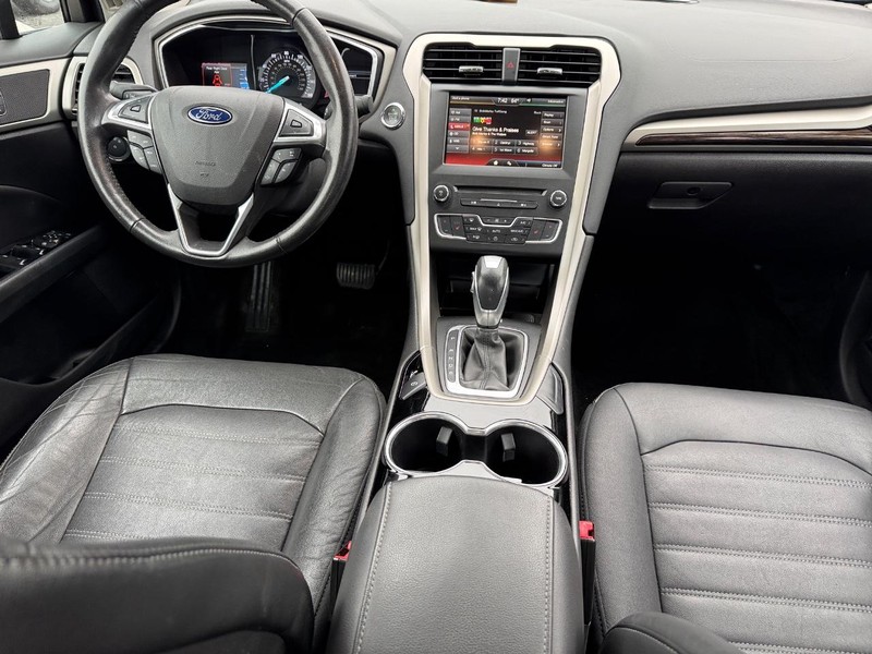 Ford Fusion Vehicle Full-screen Gallery Image 15