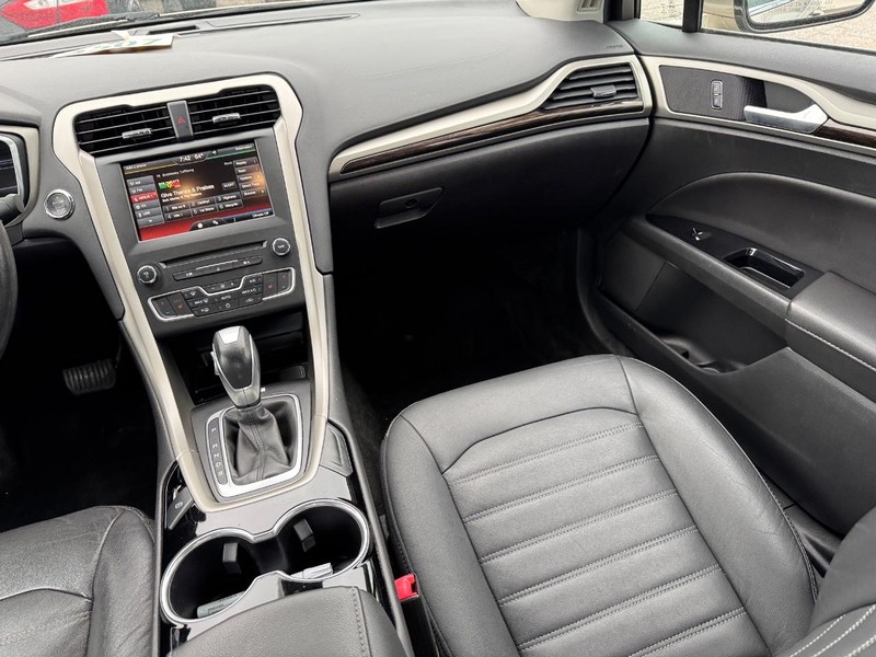 Ford Fusion Vehicle Full-screen Gallery Image 16