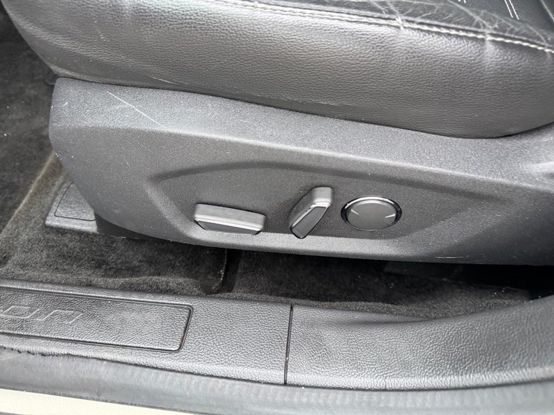 Ford Fusion Vehicle Full-screen Gallery Image 17