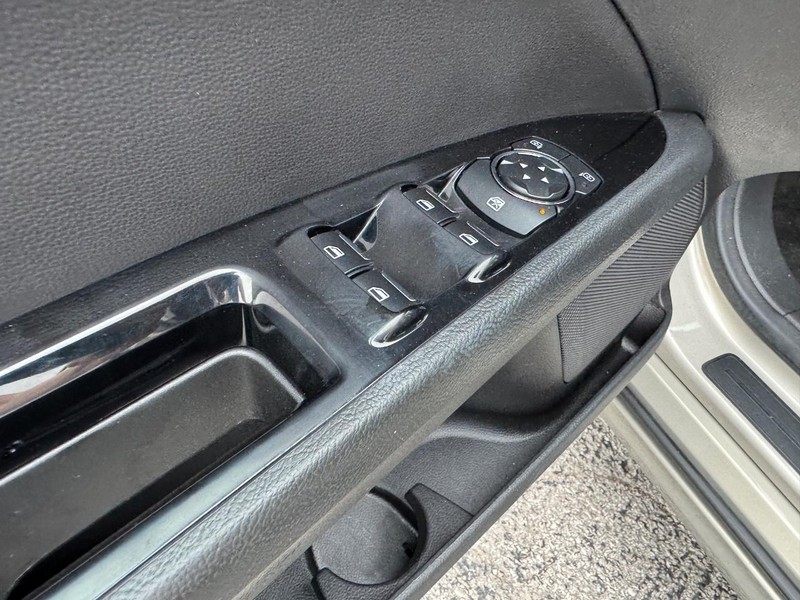 Ford Fusion Vehicle Full-screen Gallery Image 18