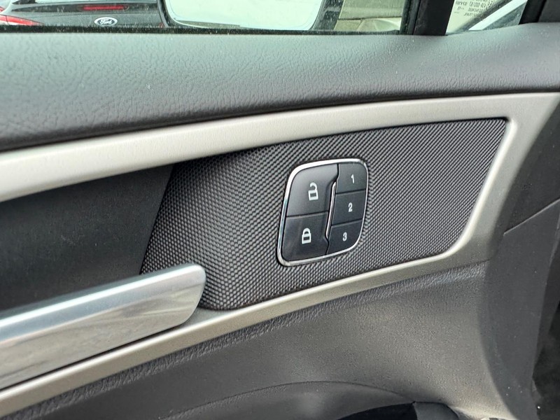 Ford Fusion Vehicle Full-screen Gallery Image 19