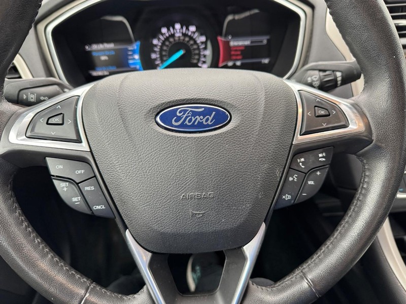 Ford Fusion Vehicle Full-screen Gallery Image 20