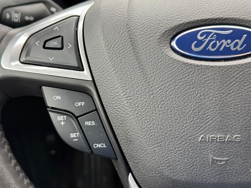 Ford Fusion Vehicle Full-screen Gallery Image 21