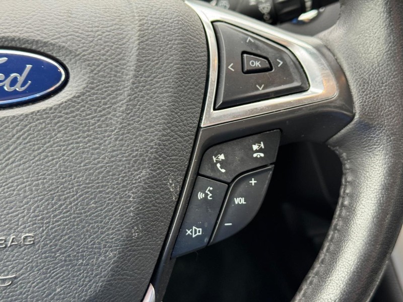 Ford Fusion Vehicle Full-screen Gallery Image 22