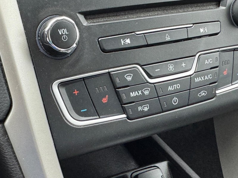 Ford Fusion Vehicle Full-screen Gallery Image 23