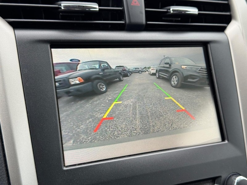Ford Fusion Vehicle Full-screen Gallery Image 24