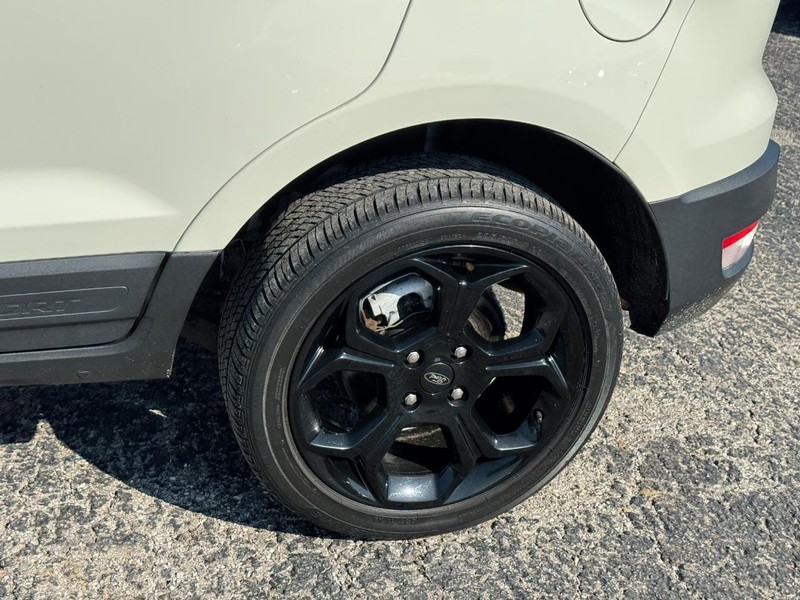 Ford EcoSport Vehicle Full-screen Gallery Image 11