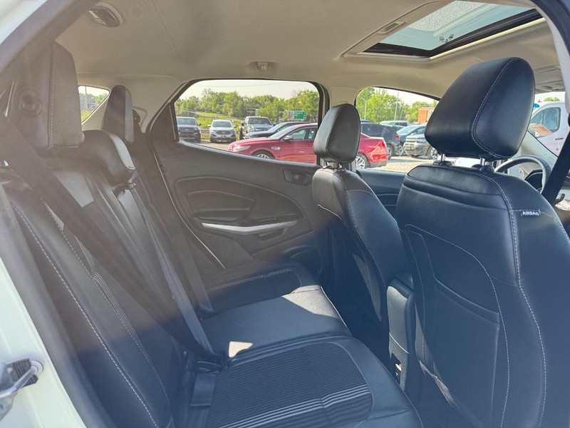 Ford EcoSport Vehicle Full-screen Gallery Image 14