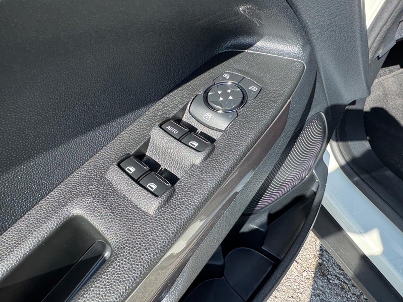 Ford EcoSport Vehicle Full-screen Gallery Image 19