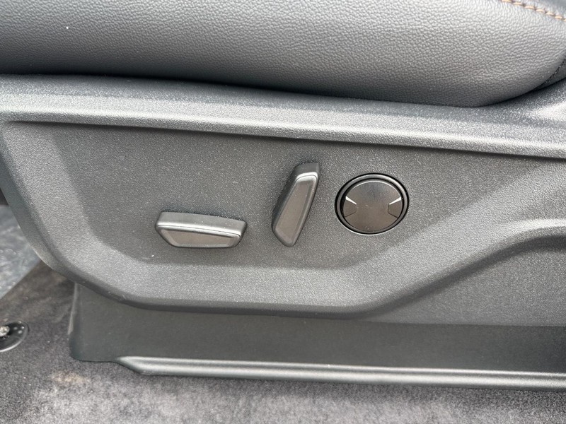 Ford F-150 Vehicle Full-screen Gallery Image 18