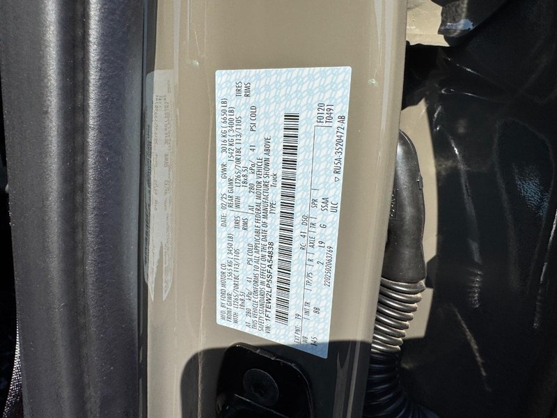 Ford F-150 Vehicle Full-screen Gallery Image 24