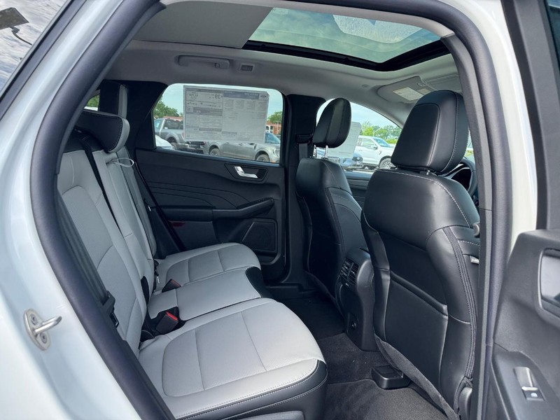 Ford Escape Vehicle Full-screen Gallery Image 14