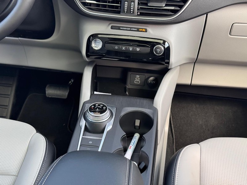 Ford Escape Vehicle Full-screen Gallery Image 18