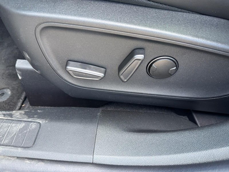 Ford Escape Vehicle Full-screen Gallery Image 19