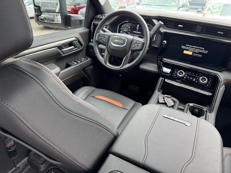 GMC Sierra 2500HD Vehicle Full-screen Gallery Image 14