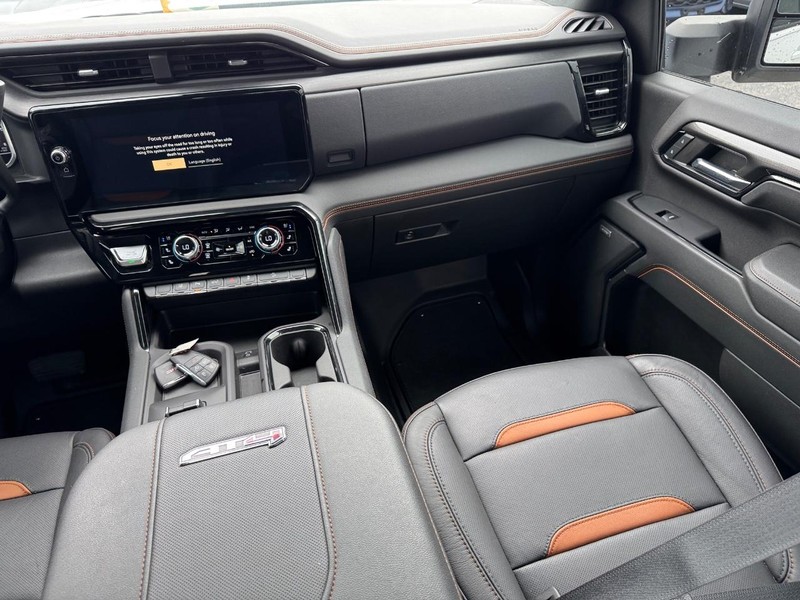 GMC Sierra 2500HD Vehicle Full-screen Gallery Image 16