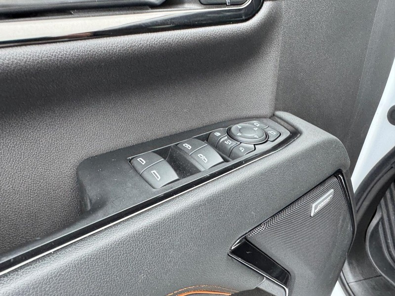 GMC Sierra 2500HD Vehicle Full-screen Gallery Image 18