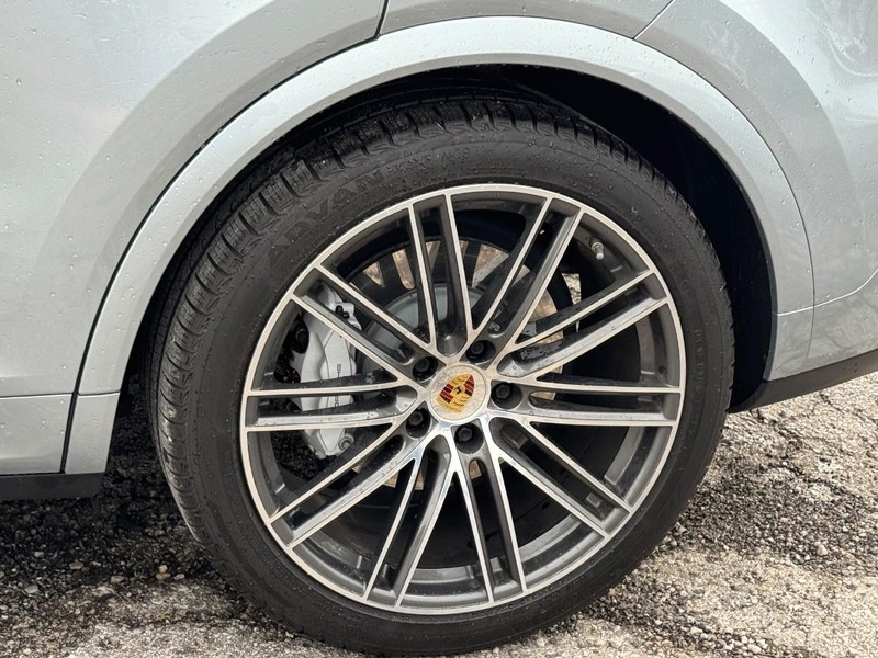 Porsche Cayenne Vehicle Full-screen Gallery Image 11