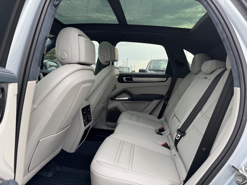 Porsche Cayenne Vehicle Full-screen Gallery Image 12