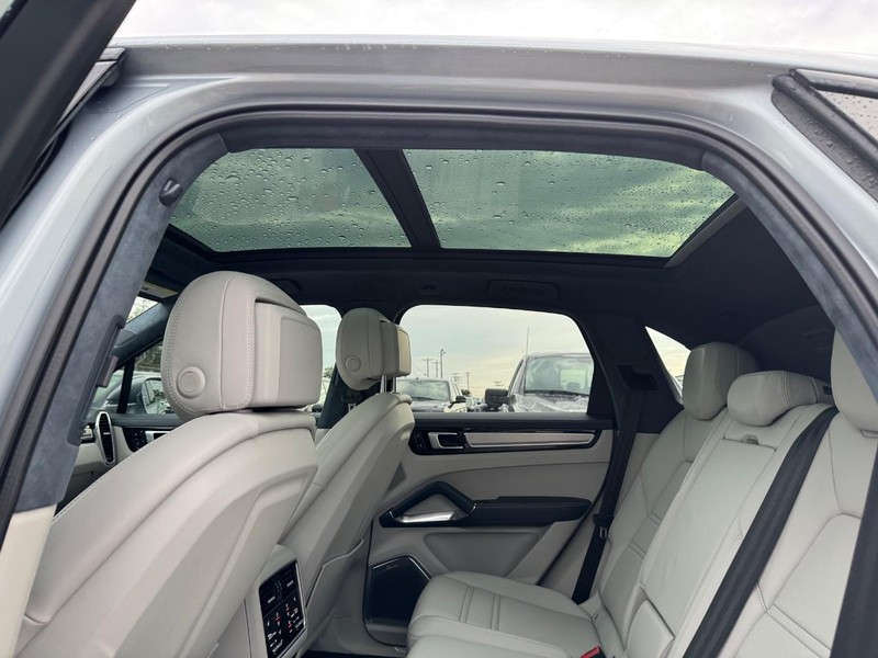 Porsche Cayenne Vehicle Full-screen Gallery Image 13