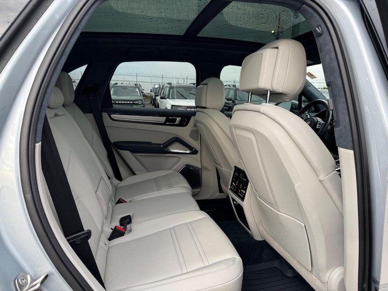 Porsche Cayenne Vehicle Full-screen Gallery Image 14
