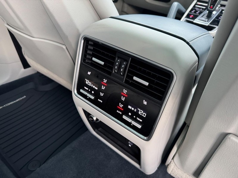Porsche Cayenne Vehicle Full-screen Gallery Image 15