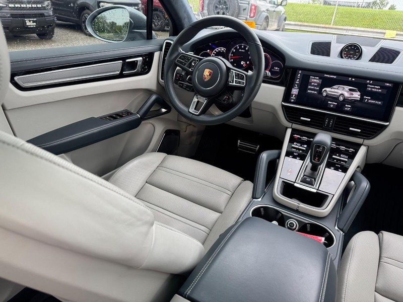 Porsche Cayenne Vehicle Full-screen Gallery Image 16