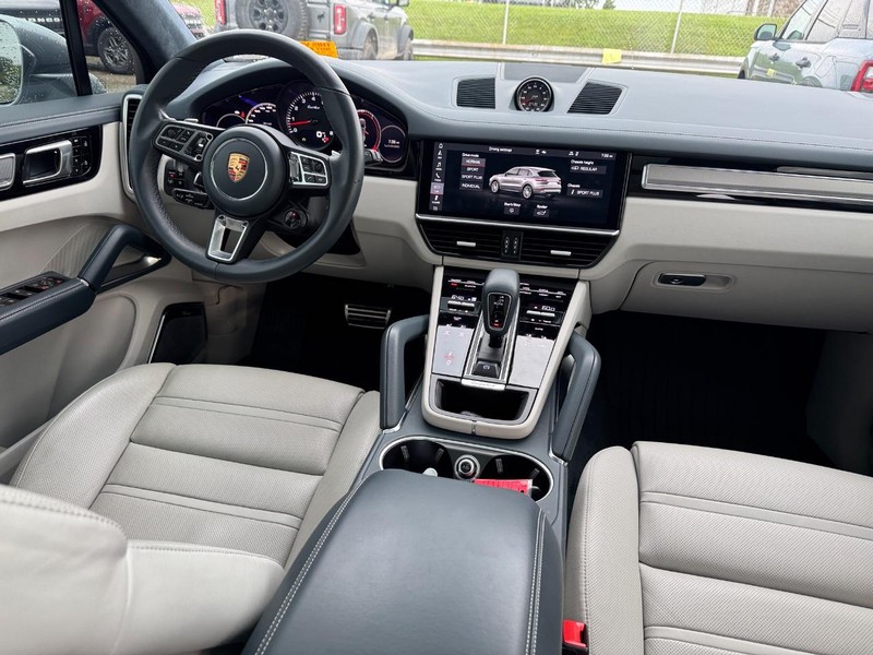 Porsche Cayenne Vehicle Full-screen Gallery Image 17
