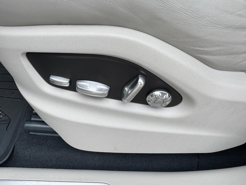 Porsche Cayenne Vehicle Full-screen Gallery Image 19