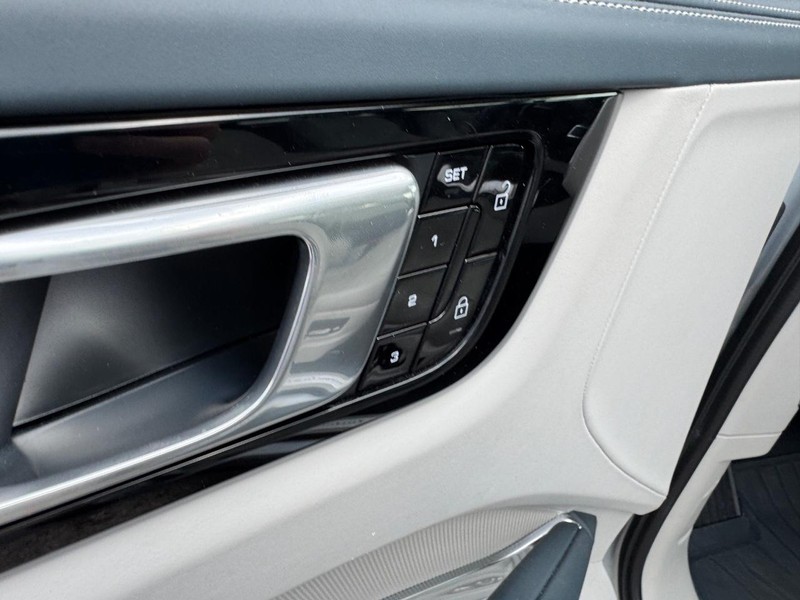 Porsche Cayenne Vehicle Full-screen Gallery Image 21