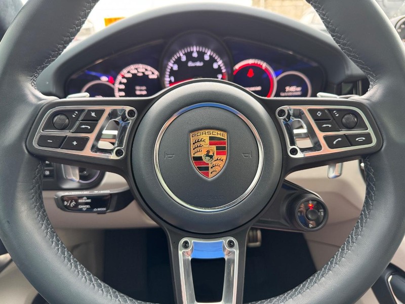Porsche Cayenne Vehicle Full-screen Gallery Image 22