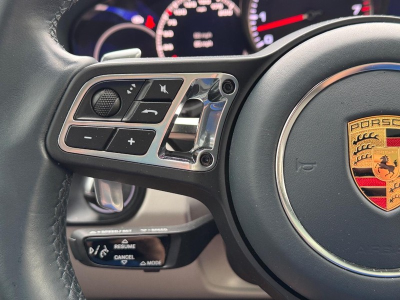 Porsche Cayenne Vehicle Full-screen Gallery Image 23