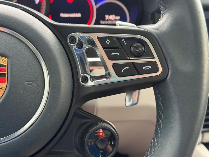 Porsche Cayenne Vehicle Full-screen Gallery Image 24