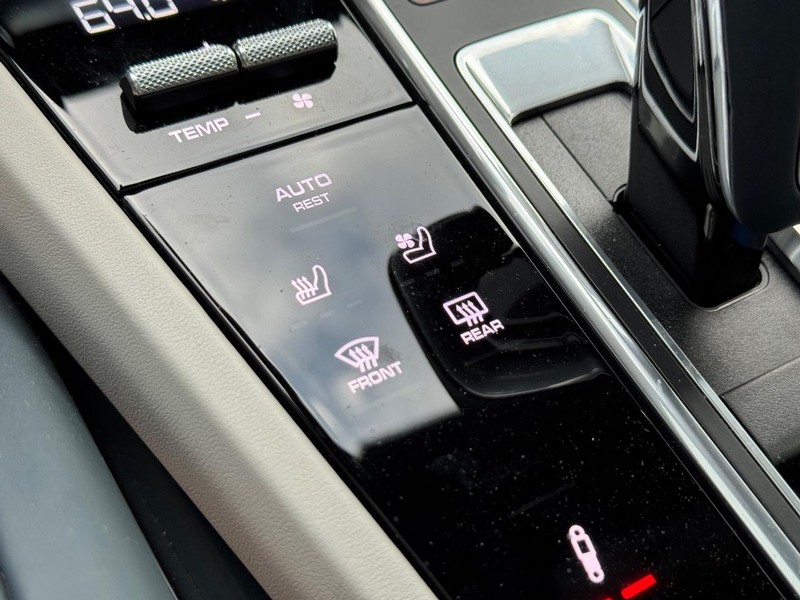 Porsche Cayenne Vehicle Full-screen Gallery Image 25